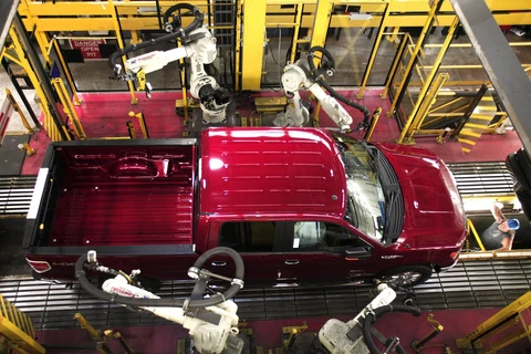 Xe tải Ford F150 tại khâu kiểm định chất lượng sản phẩm trong dây chuyền sản xuất của Hãng Ford ở nhà máy tại Dearborn, Michigan, Mỹ tháng 9/2013. (Ảnh: AFP/TTXVN)