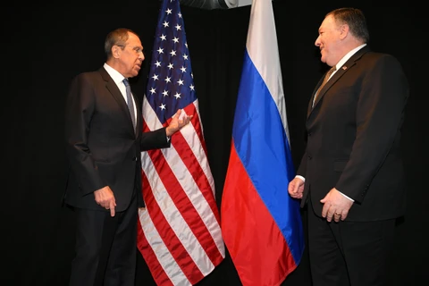 Ngoại trưởng Nga Sergei Lavrov (trái) và Ngoại trưởng Mỹ Mike Pompeo. (Ảnh: AFP/ TTXVN)