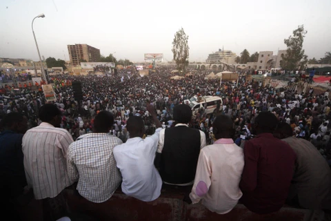 Người biểu tình tập trung tại trụ sở quân đội ở thủ đô Khartoum, Sudan, ngày 25/4/2019. (Ảnh: THX/ TTXVN)