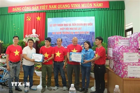 Đại diện đơn vị ủng hộ bàn giao quà tặng cho đoàn công tác của Hiệp hội Hoa Đà Lạt đi Trường Sa. (Ảnh: Nguyễn Dũng/TTXVN)
