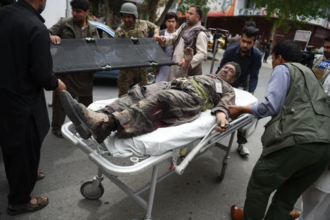 Chuyển nạn nhân bị thương tại hiện trường một vụ tấn công ở Kabul, Afghanistan, ngày 8/5/2019. (Ảnh: AFP/TTXVN)
