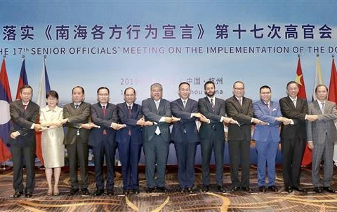 Thứ trưởng Bộ Ngoại giao Nguyễn Quốc Dũng (ngoài cùng bên phải) và các trưởng đoàn chụp ảnh chung. Ảnh: Lương Tuấn/TTXVN)