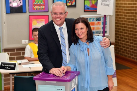 Thủ tướng Australia Scott Morrison và phu nhân bỏ phiếu tại một địa điểm bầu cử ở Sydney ngày 18/5. (Ảnh: AFP/TTXVN)