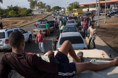 Người dân trên đường phố Maracaibo, thành phố lớn thứ hai của Venezuela, xếp hàng gần 24 giờ để chờ mua nhiên liệu. (Nguồn: cbc.ca)