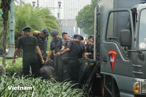 Cảnh sát triển khai các trang bị chống bạo động. (Ảnh: Đỗ Quyên/Vietnam+)