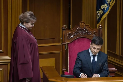 Tân Tổng thống Ukraine Volodymyr Zelenskiy (phải) tại lễ tuyên thệ nhậm chức ở Kiev ngày 20/5/2019. (Ảnh: AFP/TTXVN)