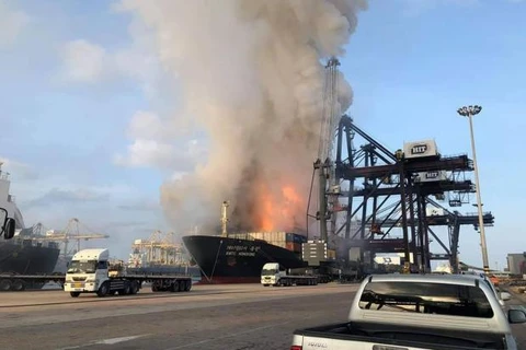 Khói đen dày đặc từ đám cháy tàu chở hàng ở cảng Laem Chabang rạng sáng 25/5. (Nguồn: bangkokpost.com)