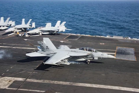 Chiến đấu cơ Super Hornet F/A-18F hạ cánh trên tàu sân bay USS Abraham Lincoln của Hải quân Mỹ ở Vịnh Oman ngày 22/5. (Nguồn: Reuters)