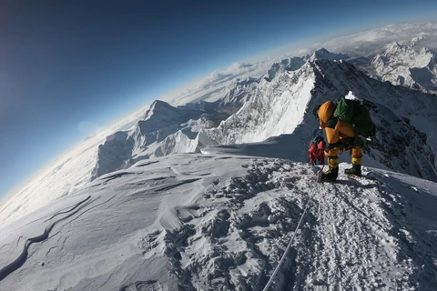 Những người leo núi trong hành trình chinh phục đỉnh Everest. (Ảnh: AFP/TTXVN)
