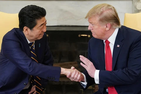 Tổng thống Mỹ Donald Trump (phải) và Thủ tướng Nhật Bản Shinzo Abe trong cuộc gặp tại Nhà Trắng ngày 26/4/2019. (Ảnh: AFP/ TTXVN)