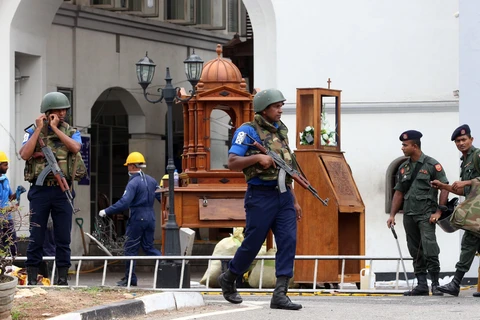 Lực lượng an ninh gác bên ngoài nhà thờ St. Anthony ở Colombo, Sri Lanka, sau vụ tấn công ngày 27/4/2019. (Ảnh: THX/TTXVN)