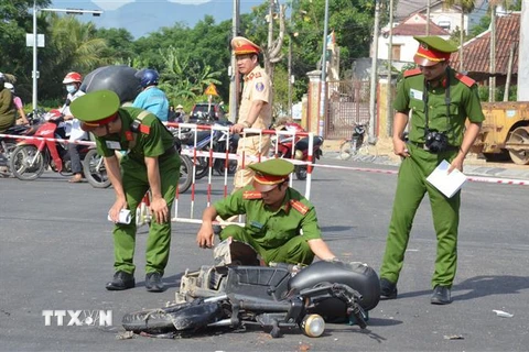 Lực lượng chức năng làm việc tại hiện trường vụ tai nạn. (Ảnh: TTXVN)