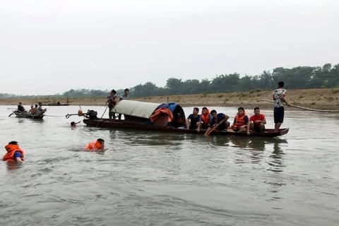 Lực lượng cứu hộ tìm kiếm các nạn nhân trong một vụ đuối nước. Ảnh minh họa. (Nguồn: TTXVN)