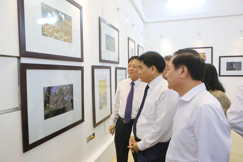 Ông Nguyễn Đức Chung, Chủ tịch UBND thành phố Hà Nội cùng các đại biểu tham quan triển lãm. (Ảnh: Thành Đạt/TTXVN)