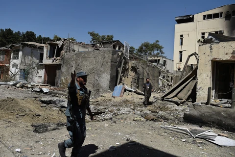 Lực lượng an ninh Afghanistan điều tra tại hiện trường một vụ đánh bom xe nhằm vào văn phòng tổ chức CARE quốc tế ở Shar-e-Naw, Kabul, ngày 6/9/2016. (Ảnh: AFP/ TTXVN)
