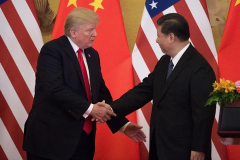 Chủ tịch Trung Quốc Tập Cận Bình (phải) và Tổng thống Mỹ Donald Trump duyệt trong cuộc họp báo chung tại Bắc Kinh (Trung Quốc) ngày 9/11/2017. (Ảnh: AFP/ TTXVN)