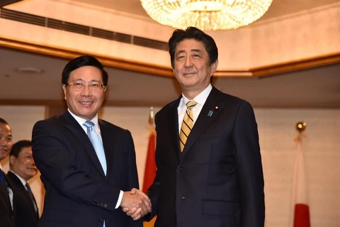 Phó Thủ tướng, Bộ trưởng Ngoại giao Phạm Bình Minh chào xã giao Thủ tướng Nhật Bản Shinzo Abe. (Ảnh: Đào Tùng/TTXVN)