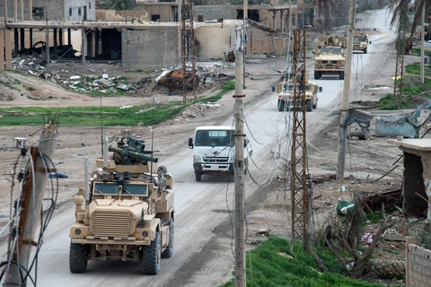 Liên quân do Mỹ đứng đầu chống tổ chức Nhà nước Hồi giáo (IS) tự xưng tuần tra tại Baghuz, Syria ngày 17/2/2019. (Ảnh: AFP/TTXVN)