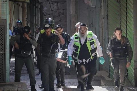 Lực lượng chức năng Israel chuyển thi thể nạn nhân bị một người đàn ông Palestine đâm chết ở Jerusalem. (Nguồn: timesofisrael.com)