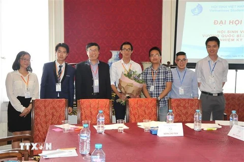 Đại sứ Vũ Anh Quang (thứ 3 từ trái sang) và Ban Chấp hành nhiệm kỳ mới của Hội sinh viên Việt Nam tại Bỉ. (Ảnh: Kim Chung/TTXVN)