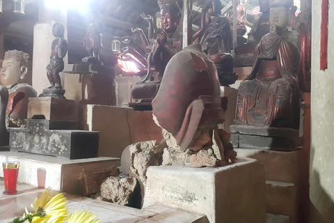 Hệ thống tượng quý làm bằng đất tại chùa Báo Ân, xã Đồng Quang, huyện Quốc Oai đang bị hủy hoại bởi thời tiết và thời gian. (Ảnh: Đinh Thuận/TTXVN)