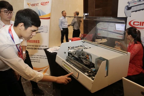 Trưng bày giới thiệu công nghệ và sản phẩm thẻ chíp nhựa tại triển lãm công nghệ ngân hàng (Banking Việt Nam 2019). (Ảnh: Trần Việt/ TTXVN)