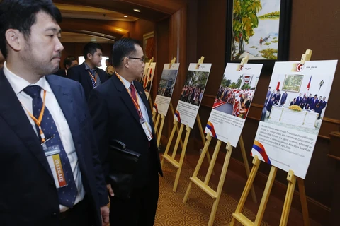 Các đại biểu tham quan Triển lãm ảnh Hợp tác ASEAN - Nhật Bản vì sự thịnh vượng. (Ảnh: Lâm Khánh - TTXVN)