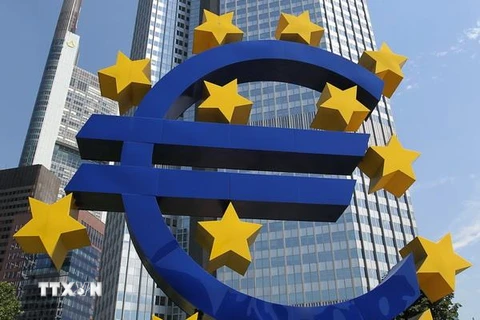 Biểu tượng đồng euro tại Frankfurt am Main, miền tây nước Đức. (Ảnh: AFP/TTXVN)