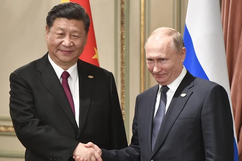 Tổng thống Nga Vladimir Putin (phải) và Chủ tịch Trung Quốc Tập Cận Bình. (Ảnh: AFP/ TTXVN)