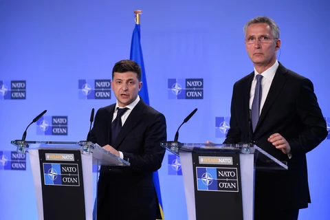 Tổng thư ký NATO Jens Stoltenberg (phải) và Tổng thống Ukraine Volodymyr Zelensky trong cuộc họp báo tại Brussels, Bỉ, ngày 4/6/2019. (Ảnh: AFP/ TTXVN)
