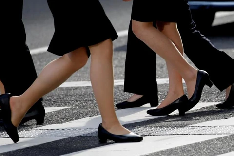 [Video] Phụ nữ Nhật Bản phản đối mang giày cao gót ở công sở
