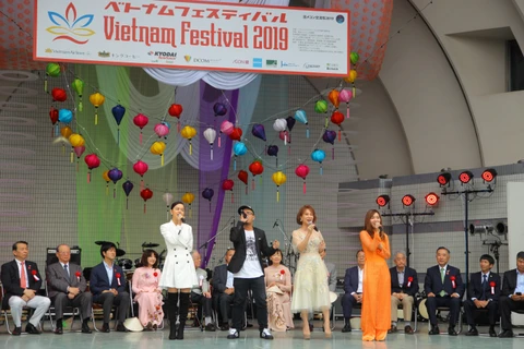 Các ca sỹ Việt Nam biểu diễn tại lễ khai mạc. (Ảnh: Bùi Hà - TTXVN)