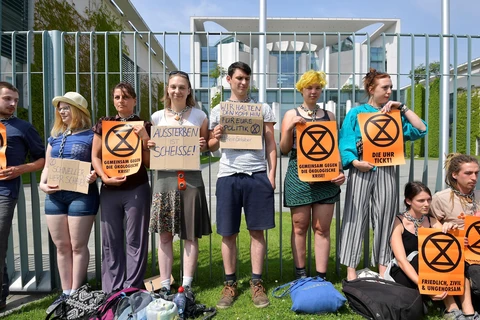  Người biểu tình kêu gọi ban bố tình trạng khẩn cấp về khí hậu bên ngoài Văn phòng Thủ tướng Đức ở Berlin ngày 11/6/2019. (Ảnh: AFP/ TTXVN)