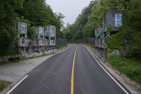 Một tuyến đường ở huyện Cheorwon, tỉnh Gangwon, Hàn Quốc, gần Khu phi quân sự liên Triều (DMZ) ngày 29/5/2018. (Ảnh: AFP/TTXVN)