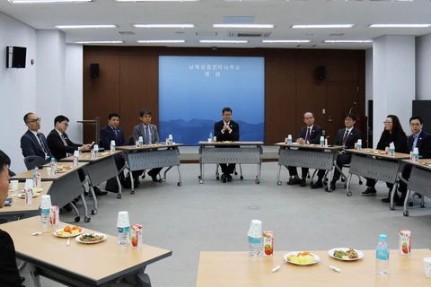 Bộ trưởng Thống nhất Hàn Quốc Kim Yeon-chul (giữa) thăm Văn phòng Liên lạc liên Triều tại thành phố Kaesong, Triều Tiên ngày 8/5. (Ảnh: YONHAP/TTXVN)