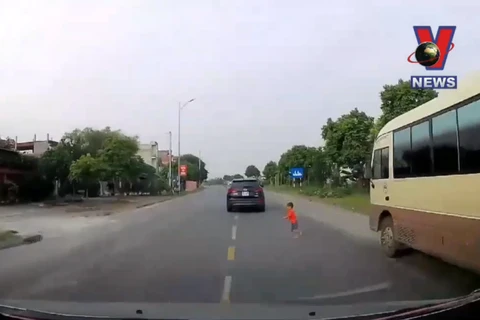 [Video] Hú vía cảnh bé trai bất ngờ lao qua đường ngay sát mũi ôtô