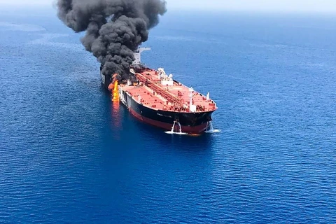 Trong ảnh (do Hãng tin ISNA của Iran đăng phát): Khói lửa bốc ngùn ngụt từ một tàu chở dầu được cho là bị tấn công trên Vịnh Oman, ngày 13/6/2019. (Nguồn: AFP/TTXVN)