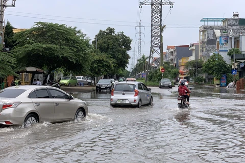 Tuyến đường ngập nặng gây cản trở việc đi lại của người dân khi tham gia giao thông. (Ảnh: Hiền Anh/TTXVN)