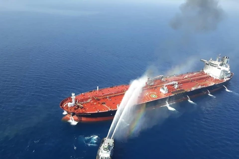Tàu của hải quân Iran nỗ lực khống chế đám cháy trên tàu Front Altair của hãng tàu biển Frontline của Na Uy, tại Vịnh Oman ngày 13/6/2019. (Ảnh: AFP/TTXVN)
