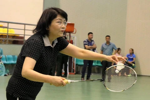 Phó Chủ tịch nước Đặng Thị Ngọc Thịnh tham gia thi đấu giao hữu môn cầu lông. (Ảnh: Diệp Trương-TTXVN)
