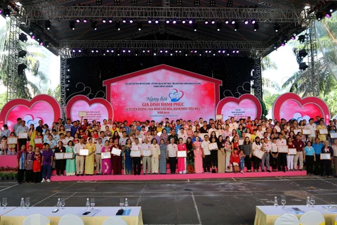 Phó Bí thư Thành ủy Thành phố Hồ Chí Minh Võ Thị Dung cùng các đại biểu và gia đình văn hóa, hạnh phúc tiêu biểu năm 2019. (Ảnh: Thanh Vũ/TTXVN)