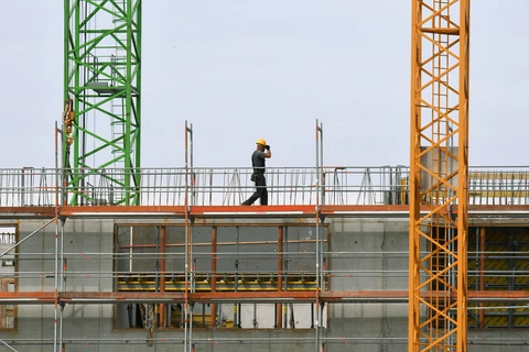 Công nhân làm việc tại một công trường xây dựng ở Munich, miền nam Đức, ngày 5/7/2018. (Ảnh: AFP/ TTXVN)