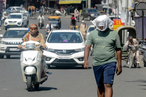 Nắng nóng tại Amritsar, Ấn Độ, ngày 28/5. (Ảnh: AFP/TTXVN)