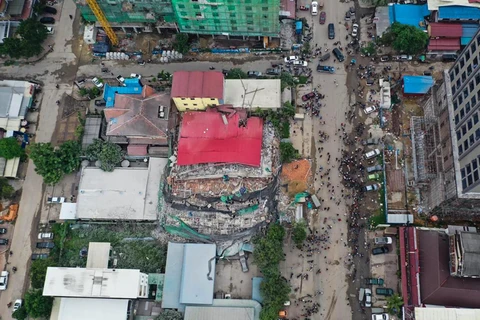 Hiện trường tòa nhà 7 tầng bị sập ở tỉnh Preah Sihanouk, miền Nam Campuchia ngày 22/6/2019. (Ảnh: AFP/TTXVN)