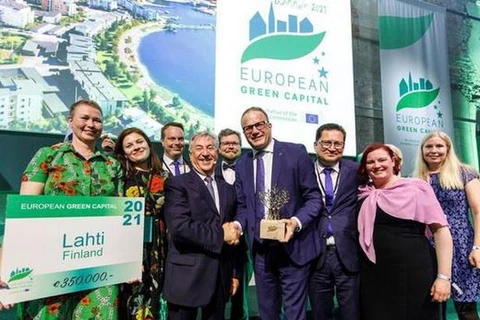 Đại diện thành phố Lahti vui mừng nhận danh thiệu Thủ đô Xanh của châu Âu. (Nguồn: European Commission)