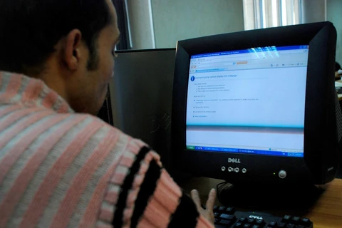 Người dân Ai Cập truy cập Internet tại một quán cà phê ở Cairo. (Ảnh: AFP/TXTVN)