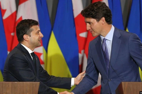 Thủ tướng Canada Justin Trudeau (phải) và Tổng thống Ukraine Volodymyr Zelensky tại cuộc họp báo chung ở Toronto ngày 2/7. (Nguồn: AFP)