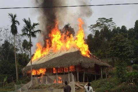 Ngôi nhà ba gian bị cháy rụi hoàn toàn từ ngọn lửa nấu cám lợn