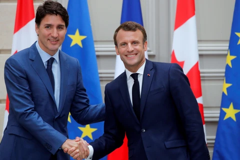 Tổng thống Pháp Emmanuel Macron (phải) và Thủ tướng Canada Justin Trudeau trong cuộc gặp tại Paris (Pháp) ngày 7/6/2019. (Ảnh: AFP/TTXVN)