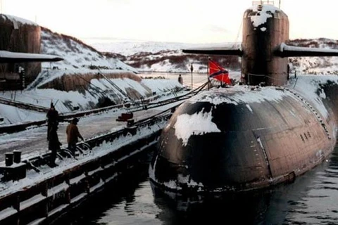 Tàu ngầm hạt nhân của Nga ở căn cứ hải quân thành phố Severomorsk, nơi tàu lặn nghiên cứu biển sâu của quân đội Nga neo đậu sau vụ hỏa hoạn. (Ảnh: AP/TTXVN)